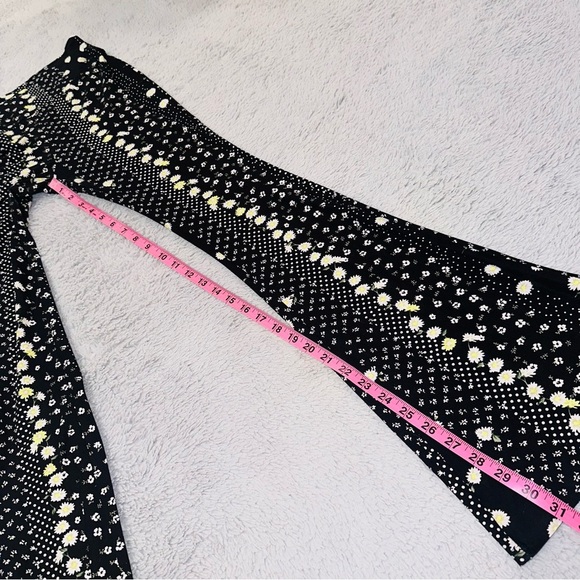 Daisies bell bottom pants - Picture 8 of 10